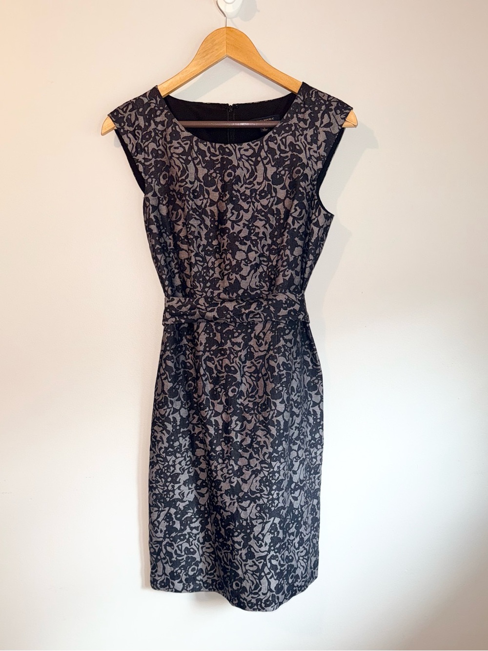 Banana Republic Black Gray Floral Sleeveless Tie Waist Sheath Dress Size 0